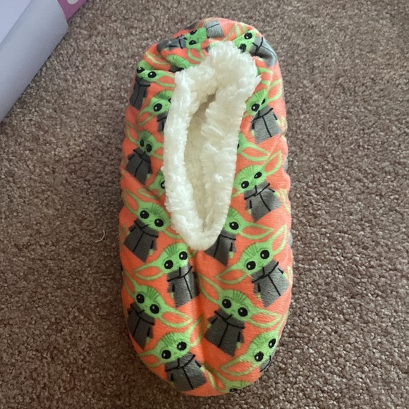 🆕 Star Wars Mandalorian Slipper Socks - Shoe Size 7-9.5 - Picture 1 of 3